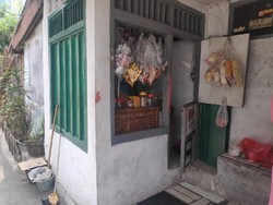 Ditolak Ngutang Rokok, Anak Elvy Sukaesih Keluarkan Golok