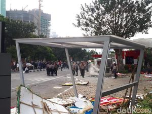 Massa Demo Ricuh KPK Masih Bertahan, Batu-batu Berserakan