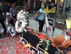 ICW Bawa Keranda dan Bendera Kuning: Simbol KPK Sudah Mati