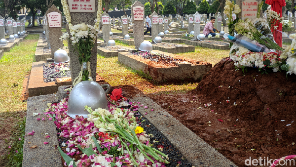 Pelayat Dari Berbagai Daerah Datang Berziarah Ke Makam Bj