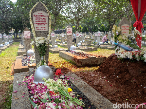 Pelayat dari Berbagai Daerah Datang Berziarah ke Makam BJ Habibie