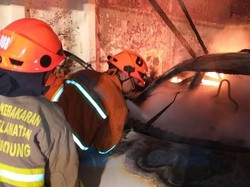 Showroom di Bandung Dilalap Api, 7 Mobil Terbakar