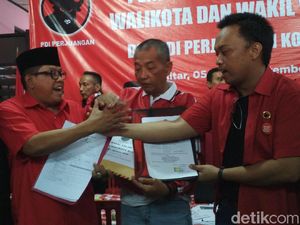 Putra Wali Kota Blitar Non Aktif Samanhudi Kembalikan Formulir Bacawali Putra Wali Kota Blitar Non Aktif Samanhudi Kembalikan Formulir Bacawali