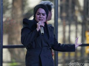 Sarita Abdul Mukti Bikin Lagu untuk Sindir Mantan Suami? Sarita Abdul Mukti Bikin Lagu untuk Sindir Mantan Suami?