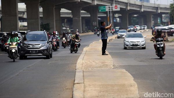 Tak Lazim Trotoar Kalimalang Berada di Tengah Jalan