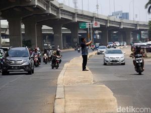 Trotoar di Tengah Jalan Kalimalang, Walkot: Jika Membahayakan Besok Dibongkar
