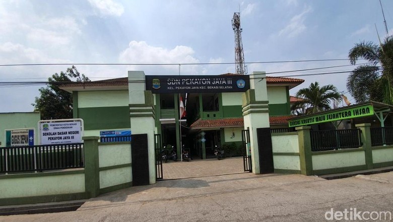 Duh... Siswa SD di Bekasi Ini Belajar Secara Lesehan Sejak 2017