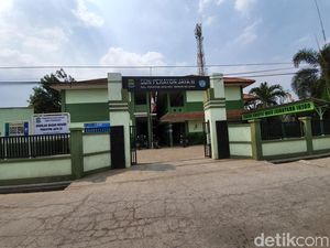 Duh... Siswa SD di Bekasi Ini Belajar Secara Lesehan Sejak 2017