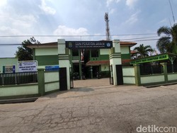 Duh... Siswa SD di Bekasi Ini Belajar Secara Lesehan Sejak 2017