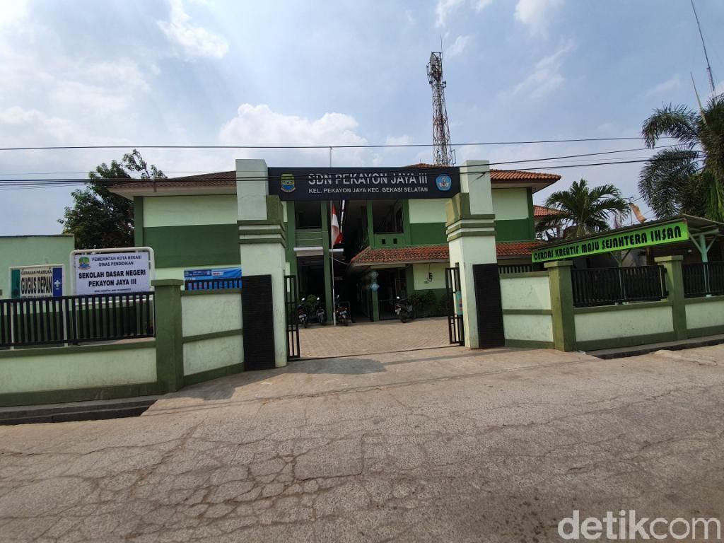 Duh... Siswa SD di Bekasi Ini Belajar Secara Lesehan Sejak 2017 Duh... Siswa SD di Bekasi Ini Belajar Secara Lesehan Sejak 2017