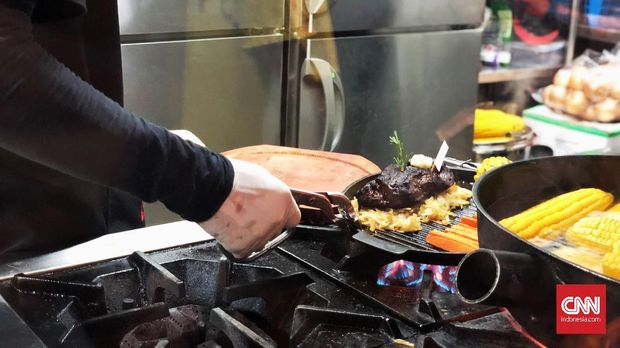 'Menjahit' Rakitan Steak Jepang Didiet Maulana