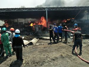 Kebakaran Gudang di Sulsel, Satu Petugas Damkar Terluka