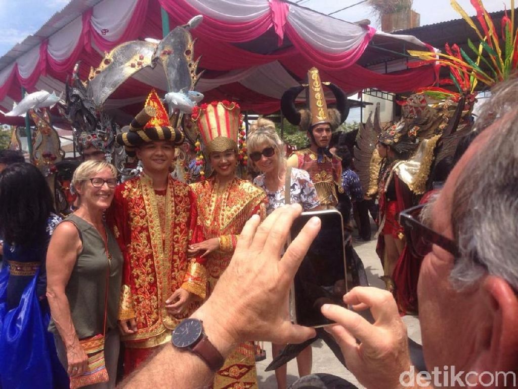 Karnaval Pesona Danau Toba 2019 Pukau Wisatawan Asal Prancis Karnaval Pesona Danau Toba 2019 Pukau Wisatawan Asal Prancis