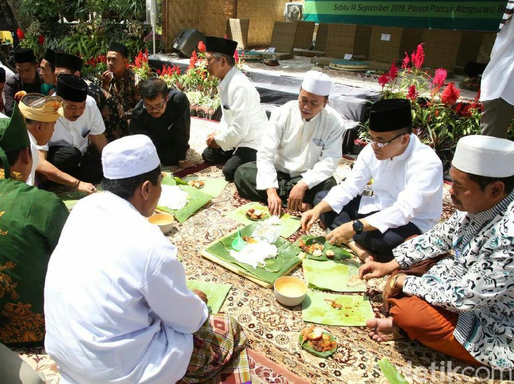 Warga Banyuwangi Doa Bersama Sambut Duathlon di Hutan Alas Purwo Warga Banyuwangi Doa Bersama Sambut Duathlon di Hutan Alas Purwo