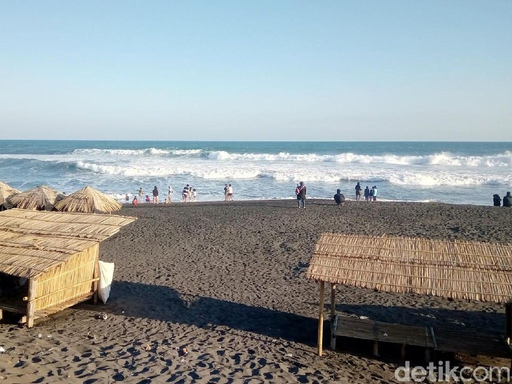 Waspada! Gelombang Tinggi Terjadi di Perairan Selatan Jawa Waspada! Gelombang Tinggi Terjadi di Perairan Selatan Jawa