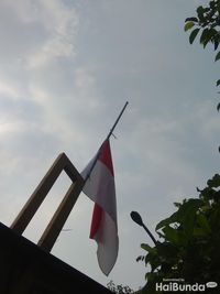 Bendera setengah tiang sebagai lambang dukacita atas kepergian BJ Habibie