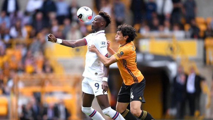 WOLVERHAMPTON, ENGLAND - SEPTEMBER 14: Tammy Abraham of Chelsea is challenged by Jesus Vallejo of Wolverhampton Wanderers during the Premier League match between Wolverhampton Wanderers and Chelsea FC at Molineux on September 14, 2019 in Wolverhampton, United Kingdom. (Photo by Laurence Griffiths/Getty Images)