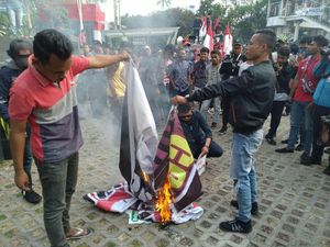 Massa Pro Revisi UU ke KPK Lagi, Bakar-bakar Spanduk Sendiri