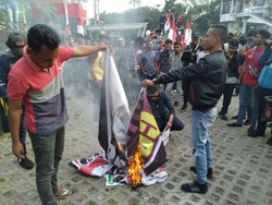 Massa Pro Revisi UU ke KPK Lagi, Bakar-bakar Spanduk Sendiri