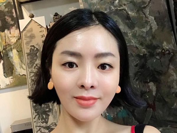 Potret Guru Bahasa Cantik yang Dulunya Pernah Jadi Pemain Film Seksi