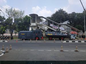 Water Cannon-Barracuda Disiagakan Usai Ricuh Demo di Gedung KPK Water Cannon-Barracuda Disiagakan Usai Ricuh Demo di Gedung KPK