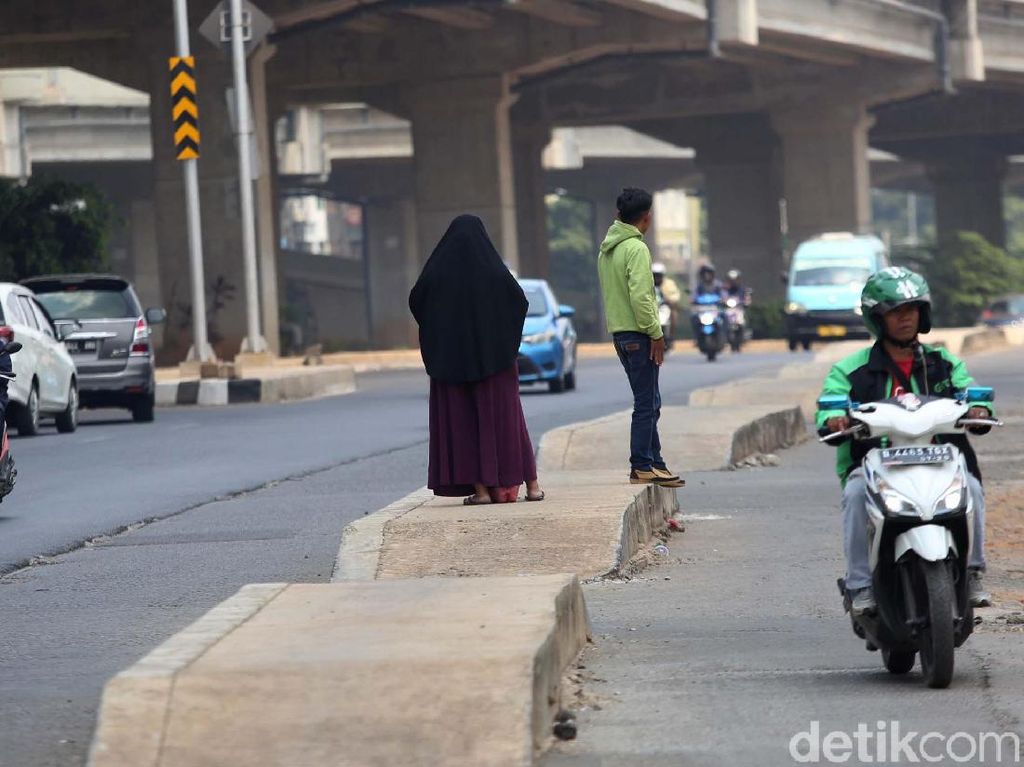 Trotoar Kalimalang Berada di Tengah Jalan, Ini Kata Pemprov DKI Trotoar Kalimalang Berada di Tengah Jalan, Ini Kata Pemprov DKI