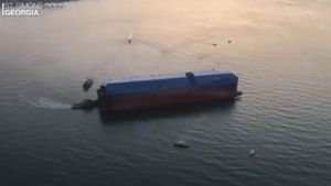 Kapal Pengangkut 4.000 Mobil Terbalik
