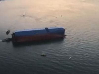Kapal Pengangkut 4.000 Mobil Terbalik