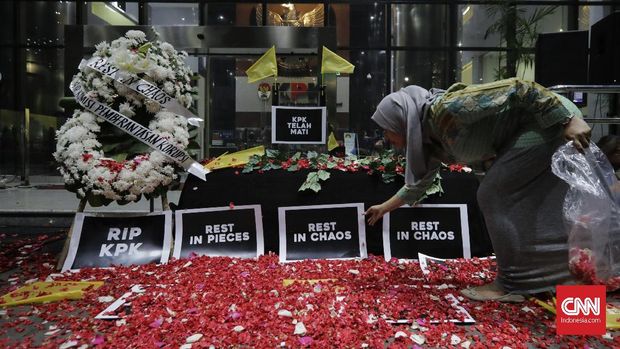 Sejumlah warga yang tergabung dalam koalisi masyarakat sipil anti korupsi melakukan aksi teatrikal terkait pelemahan lembaga KPK. Jakarta, Jumat, 13 September 2019
