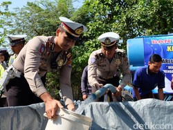Polisi Distribusikan 30 Ribu Liter Air Bersih ke Desa-desa di Bojonegoro