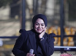 Foto Mesra dengan Vicky, Sarita Balas Netter yang Sebut Dirinya Gampangan
