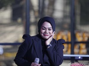 Foto Mesra dengan Vicky, Sarita Balas Netter yang Sebut Dirinya Gampangan Foto Mesra dengan Vicky, Sarita Balas Netter yang Sebut Dirinya Gampangan