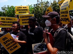 HUT Karawang, Bupati Disomasi Warga Soal Pencemaran Minyak Pertamina