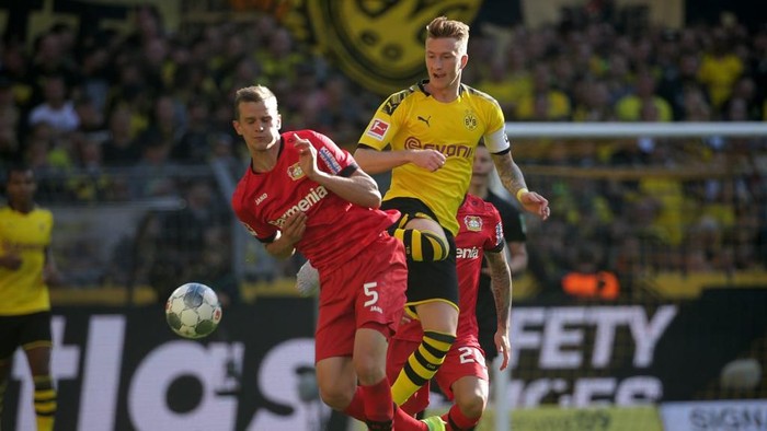 Dortmunds German forward Marco Reus and Leverkusens German defender Sven Bender vie for the ball during the German first division Bundesliga football match BVB Borussia Dortmund v Bayer 04 Leverkusen in Dortmund, western Germany on September 14, 2019. (Photo by Hasan BRATIC / AFP) / RESTRICTIONS: DFL REGULATIONS PROHIBIT ANY USE OF PHOTOGRAPHS AS IMAGE SEQUENCES AND/OR QUASI-VIDEO