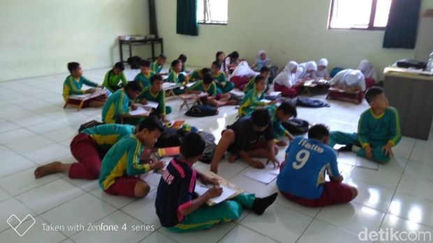 Dear Walkot Pepen, Siswa SD di Bekasi Ini Lesehan Belajar Sejak 2017