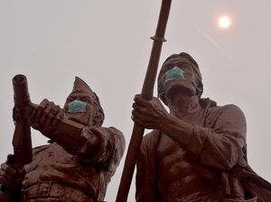 Patung Monumen Perjuangan Rakyat Riau Bermasker