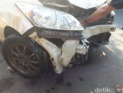 Epilepsi Kambuh, MPV Tabrak Dua Kendaraan Parkir dan Terguling