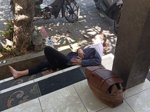 Lempari Mobil Pakai Batu, Bule Inggris Diamankan Satpol PP di Bali Lempari Mobil Pakai Batu, Bule Inggris Diamankan Satpol PP di Bali