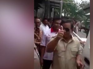 Beredar Video Prabowo Jajal Esemka, Acungkan Jempol
