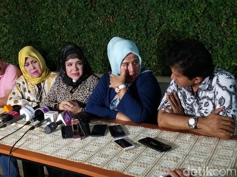 Curhat Elvy Sukaesih Terkait Anaknya yang Alami Skizofrenia