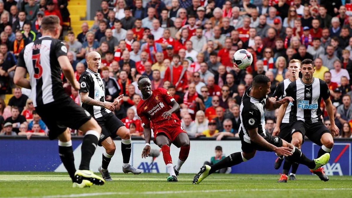 Dua gol Sadio Mane bawa Liverpool memimpin 2-1 atas Newcastle United (Phil Noble/Reuters)