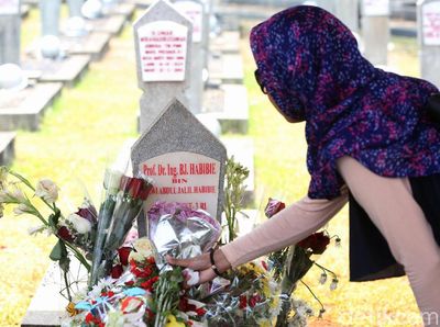 Makam BJ Habibie Ramai Peziarah