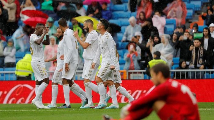 Real Madrid kalahkan Levante 3-1 berkat sepasang gol Karim Benzema (Susana Vera/REUTERS) Real Madrid kalahkan Levante 3-1 berkat sepasang gol Karim Benzema (Susana Vera/REUTERS)