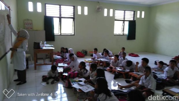 Dear Walkot Pepen, Siswa SD di Bekasi Ini Lesehan Belajar Sejak 2017