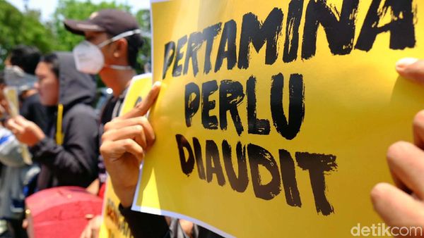 Terkait Pencemaran Minyak, Massa Geruduk DPRD Karawang