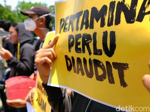Terkait Pencemaran Minyak, Massa Geruduk DPRD Karawang