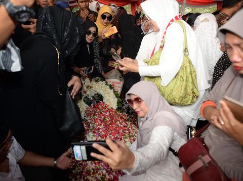 Viral Foto Selfie di Makam Habibie, Simak 7 Adab Ziarah Kubur