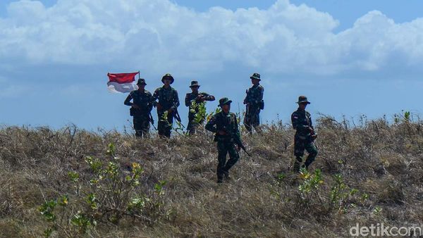 Melihat Patroli Pulau Terdepan di Tengah Padang Rumput Nan Eksotis