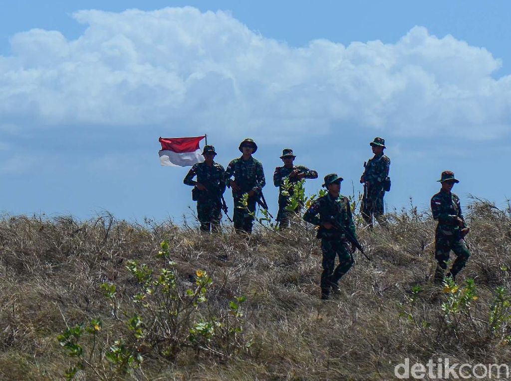 Melihat Patroli Pulau Terdepan di Tengah Padang Rumput Nan Eksotis