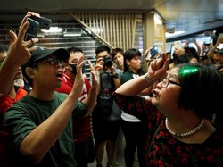 Demonstran Antipemerintah Bentrok dengan Massa Pro-China di Hong Kong